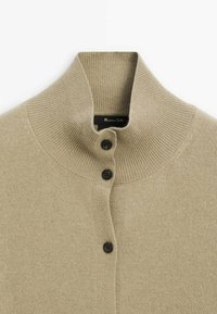 Cardigan beige en maille avec un col montant côtelé et trois boutons foncés sur le devant, étiqueté Massimo Dutti.