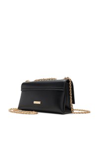 Borsa a tracolla in pelle nera con tracolla in catena dorata, forma rettangolare, chiusura a pattina e un accento metallico con marchio sul fronte.