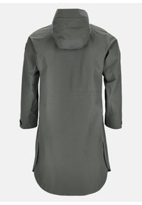 Cappotto grigio lungo con cappuccio, realizzato in tessuto liscio e impermeabile, lungo fino a metà coscia, con aperture laterali per facilitare il movimento.
