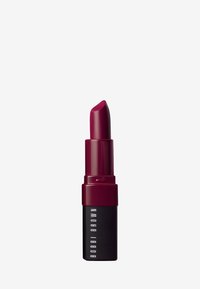 Burgunder læbestift i en slank, cylindrisk tube med en blank finish. Basen har en sort etikette med hvid tekst: "BOBBI BROWN."