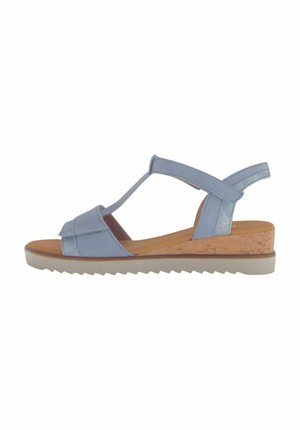 Sandalias azul claro con parte superior de cuero suave, diseño de tira en T, tacón de corcho y suela de goma texturizada para mayor tracción.