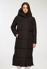 Czarna długa kurtka puchowa z kapturem, z pikowanym wzorem, bocznymi kieszeniami i prostym krojem. Wykonana z gładkiego, błyszczącego materiału.