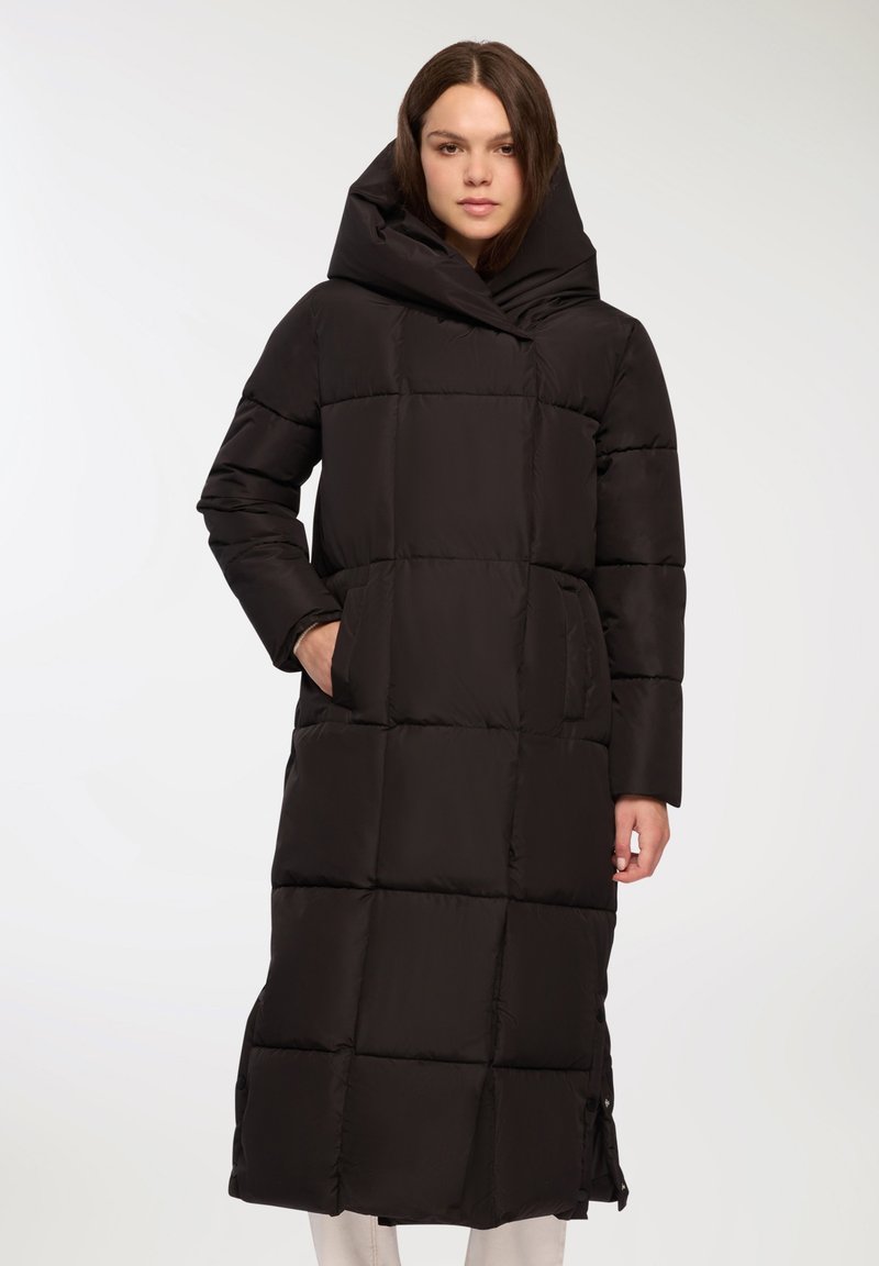 Czarna długa kurtka puchowa z kapturem, z pikowanym wzorem, bocznymi kieszeniami i prostym krojem. Wykonana z gładkiego, błyszczącego materiału.