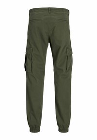 Oliven grønne cargobukser med elastiske manchetter, baglommer med kant og klaplommer på hver side, vist bagfra.