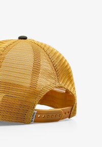 Gorra de béisbol de malla amarilla con visera curva, cierre ajustable de tipo snapback y una etiqueta de marca tejida en el costado.