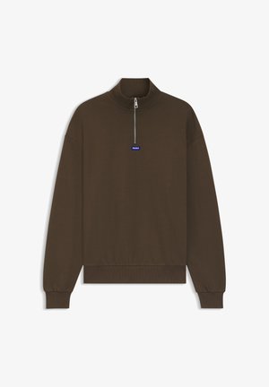 Hnědá mikina na zip s vysokým límcem, žebrovanými manžetami a lemem, s malým modrým logem na přední straně. Hladká, měkká textura látky.