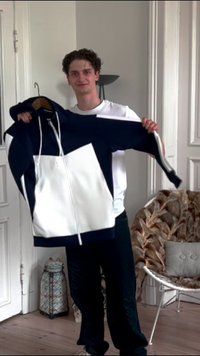 Námořnická a bílá mikina na zip s geometrickým designem, s velkým bílým předním panelem a šňůrkami, vyrobená z fleecového materiálu.