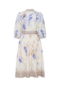 Robe mi-longue crème avec imprimé floral bleu et beige, manches trois-quarts bouffantes et ceinture assortie à la taille.