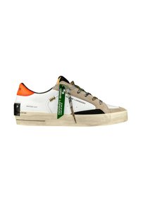 Sneakers bianchi e beige con una tomaia testurizzata, accenti neri e un tallone arancione vivace. Presentano un'etichetta verde, lacci rotondi e cuciture distintive.