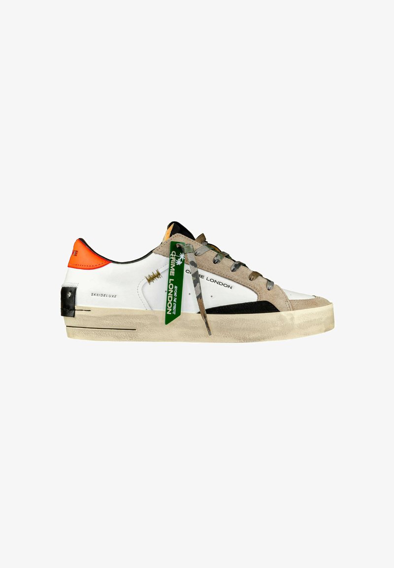 Sneakers bianchi e beige con una tomaia testurizzata, accenti neri e un tallone arancione vivace. Presentano un'etichetta verde, lacci rotondi e cuciture distintive.