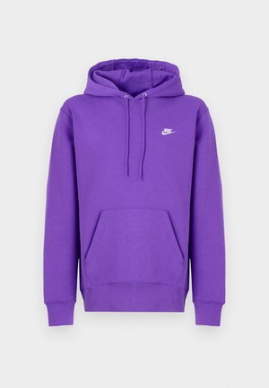 Lila Nike kapucnis pulóver elülső zsebbel, húzózsinórral ellátott kapucnival és fehér logóval a mellrészen. Puha pulóver anyagból készült.