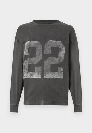 Sudadera de manga larga gris oscuro con el gran número 22 en blanco desvanecido impreso en el frente, cuello redondo y puños acanalados.