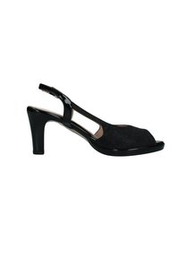 Sandal con tacco nero a slingback con design open toe. La parte superiore è realizzata in tessuto testurizzato, contrastata da dettagli in vernice lucida e un tacco robusto.