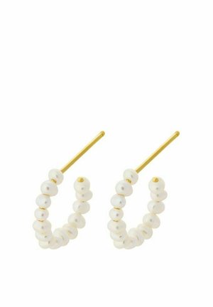 Små guldbøjleøreringe prydet med jævnt placerede hvide perler langs kurven, vist mod en hvid baggrund.