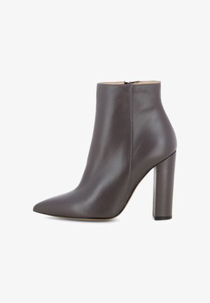 Stivaletto in pelle grigio scuro, con punta affusolata e tacco a blocco alto. Texture liscia e chiusura con zip laterale.