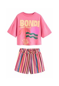 Top scurt roz cu grafică "BONDI SUNSET BEACH" și design cu palme. Pantaloni scurți rayé în culori vibrante cu talie elastică și șnur.