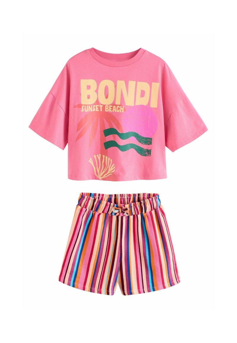 Top scurt roz cu grafică "BONDI SUNSET BEACH" și design cu palme. Pantaloni scurți rayé în culori vibrante cu talie elastică și șnur.