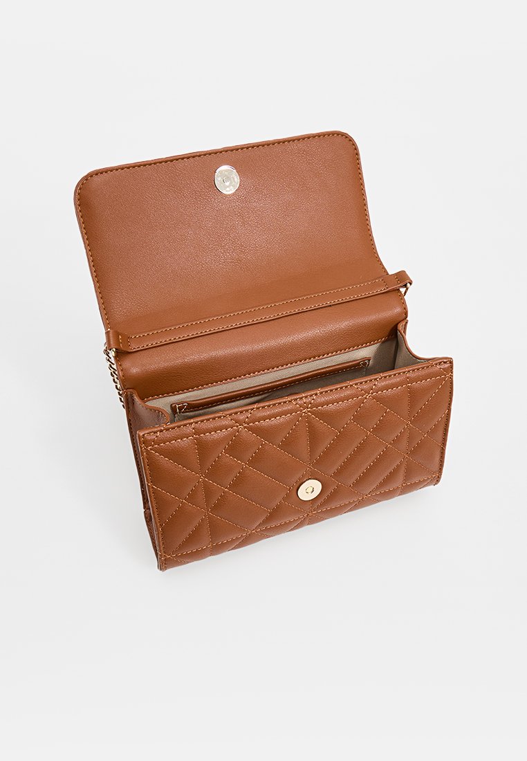 Portefeuille en cuir brun matelassé ouvert pour montrer plusieurs compartiments et un fermoir à bouton doré sur un fond blanc.
