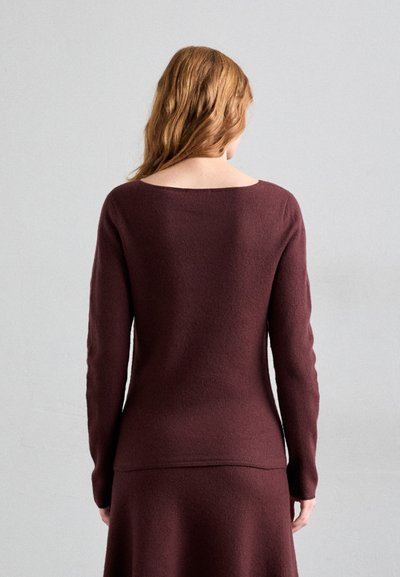 Burgunderfarbener Langarmpullover mit weitem Ausschnitt und einer weichen Textur, der eine enganliegende Silhouette und gerippte Bündchen aufweist.