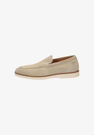 Beige Wildleder-Slipper mit Mokassinnaht, weißer flacher Sohle und dezentem seitlichem Branding.