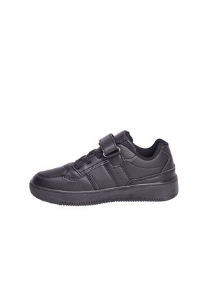 Baskets noires avec un extérieur en cuir lisse, fermeture à lacets et bande Velcro, semelle texturée et trois rayures horizontales sur le côté.