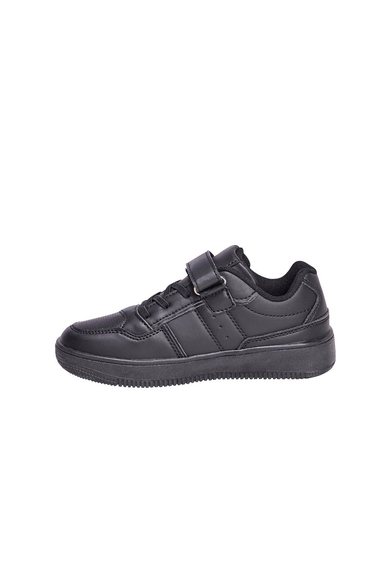 Schwarzer Sneaker mit glattem Lederoberteil, Schnürung und Klettverschluss, strukturiertem Sohlenprofil und drei horizontalen Streifen an der Seite.