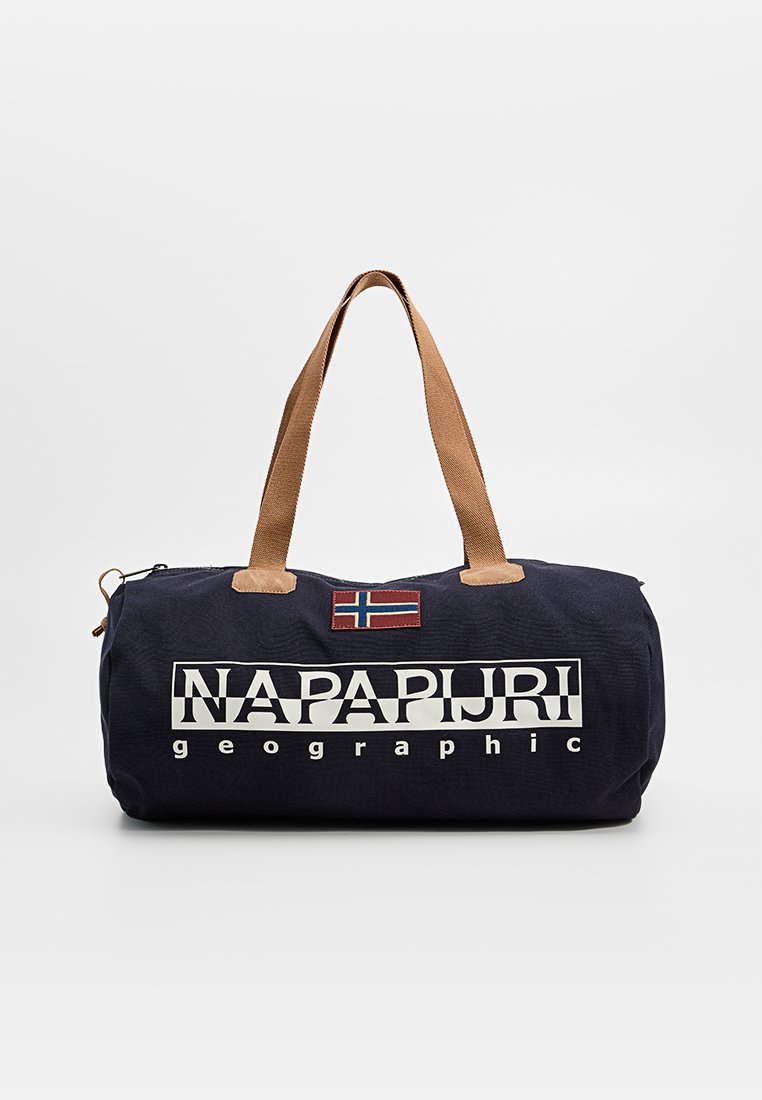 Granatowa, cylindryczna torba sportowa z jasnobrązowymi uchwytami, naszywką z norweską flagą oraz napisem "NAPAPIJRI geographic" w białym kolorze z przodu.