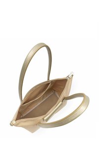 Beige syntetisk håndtaske med to hanke, lynlås lukning og foeret indre. Har indvendige lommer og en glat tekstur.