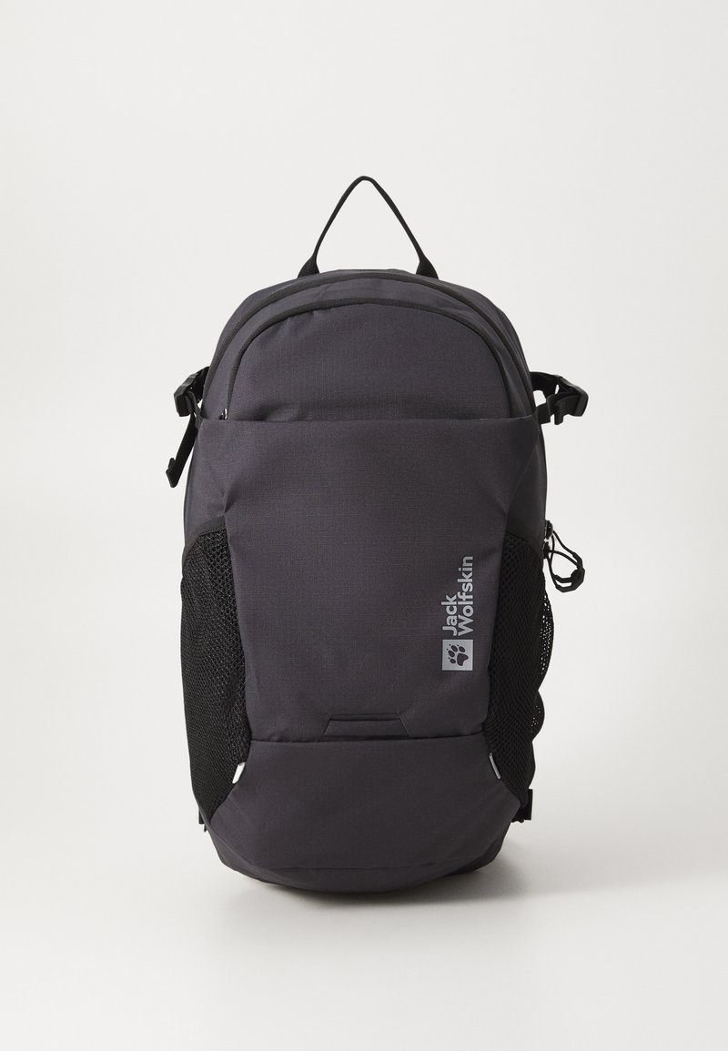 Zaino nero con tessuto liscio, tasche laterali in rete, compartimento principale con zip e manico superiore. Logo visibile sul fronte.