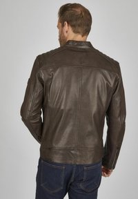 Braune Leder-Motorradjacke mit taillierter Passform, strukturierten Schulterpaneelen, leicht abgeriebenem Finish und Reißverschlüssen an den Ärmeln.
