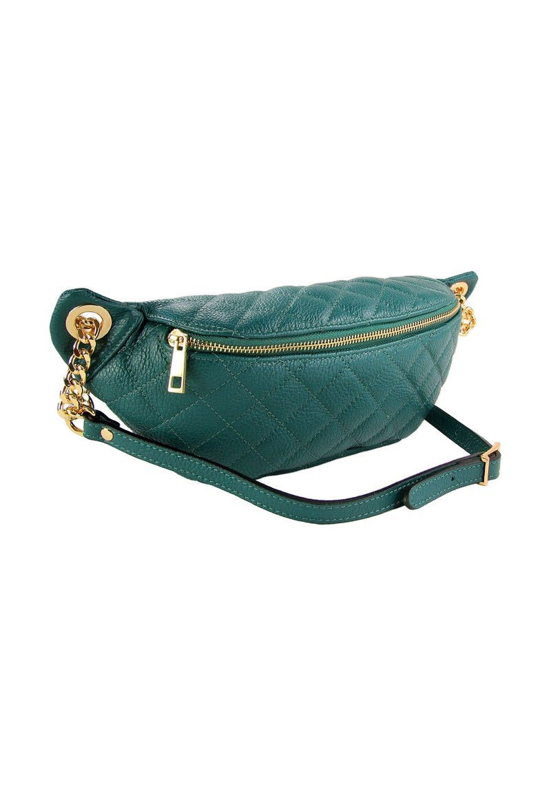 Geregenereerde groene leren crossbodytas met goudkleurige hardware; voorzien van een ritssluiting en verstelbare riem.