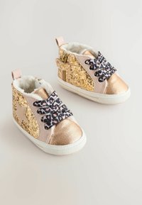 Scarpe per bambini in oro e glitter con fodera in pelliccia sintetica, lacci con stampa leopardata e zip laterale. Presentano un accento a forma di stella dorata sul lato.