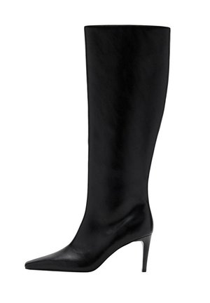Botte noire en cuir montant jusqu'au genou avec bout pointu et talon fin de hauteur moyenne vue de côté sur fond blanc.