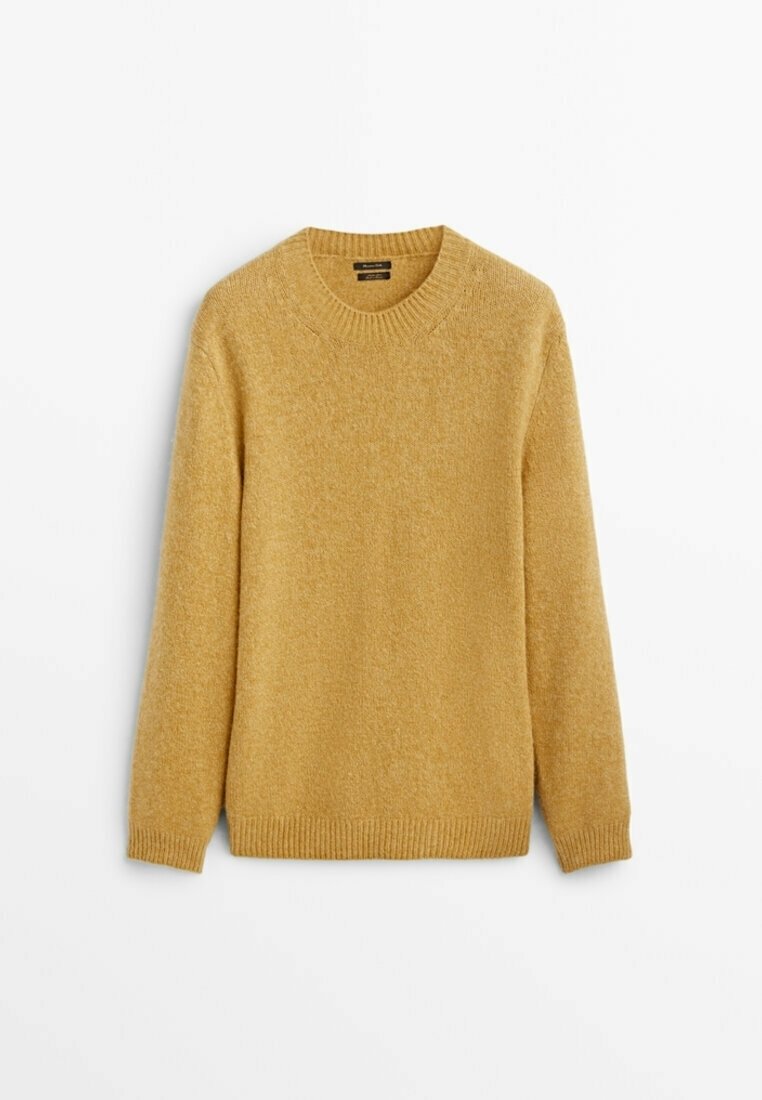 Pull à manches longues couleur jaune moutarde avec col rond, col, poignets et ourlet côtelés, présenté sur un fond blanc.