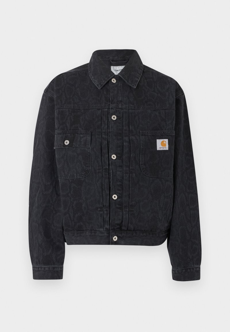 Giacca di jeans nera con bottoni, stampa leopardata sottile, due tasche anteriori e una piccola toppa quadrata con il logo Carhartt sulla tasca destra.