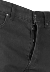 Jeans de mezclilla negra de cintura alta, con un cierre de botón, cinco bolsillos y costuras estándar. La tela tiene una ligera textura.