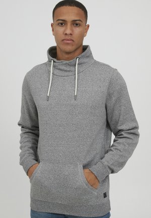 Grijze hoodie gemaakt van een zacht materiaal, met een hoge kraag, trekkoorden en een frontzak. Getextureerde stof met een ribbelzoom.