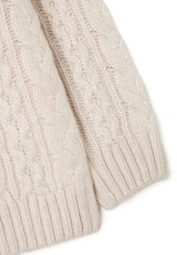 Kabelstrickpullover-Ärmel in hellem Beige, mit einem gerippten Bündchen und einem strukturierten Muster. Weicher Wollstoff mit einem gemütlichen Aussehen.