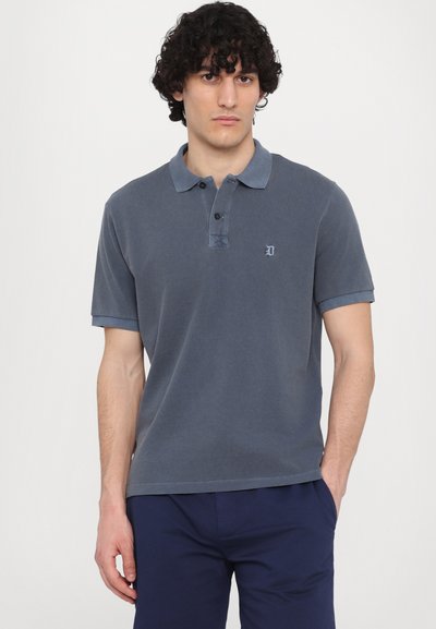 Polo cu mânecă scurtă, de culoare bleumarin, din bumbac, cu guler gri, sistem de închidere cu două nasturi și un logo subtil pe piept. Textură netedă.