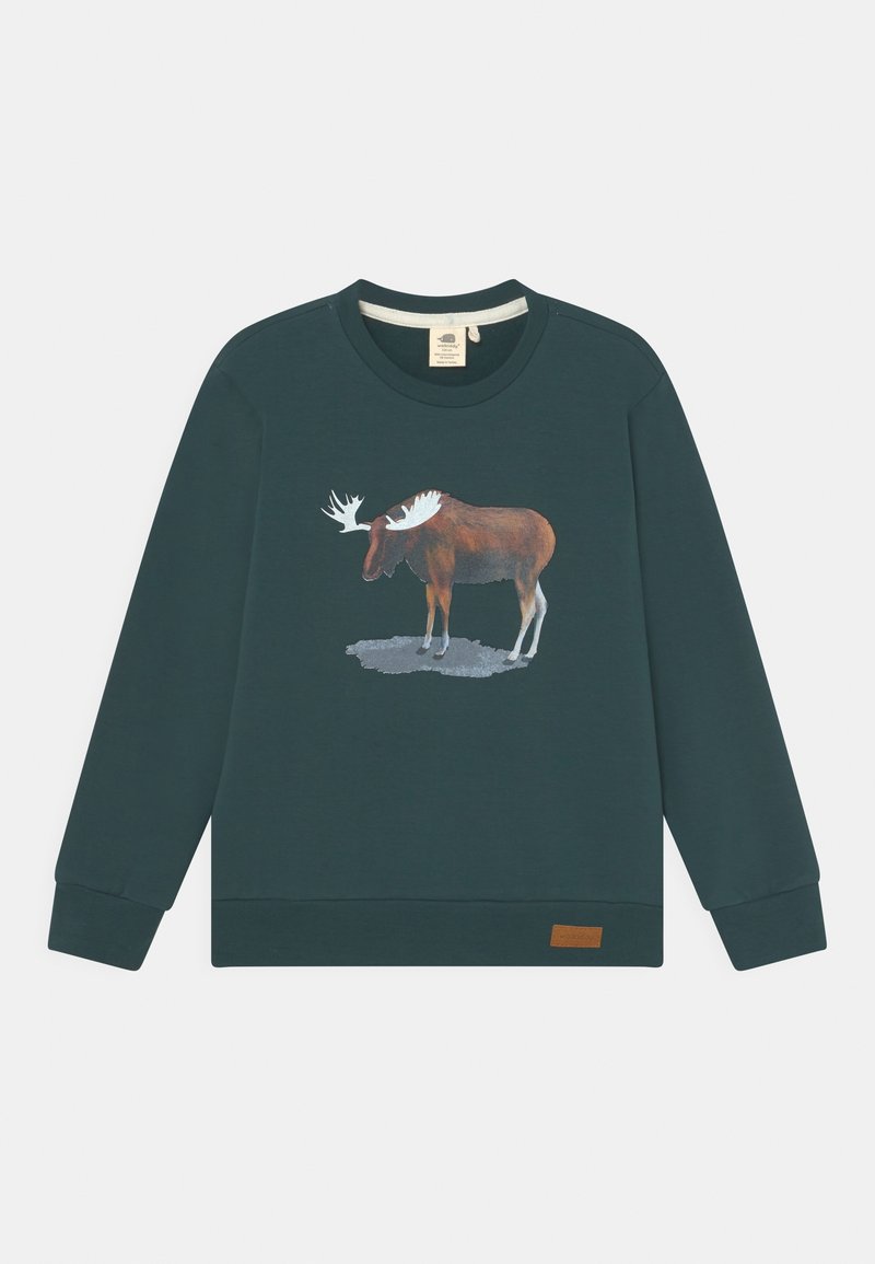 Sweatshirt vert foncé avec encolure ronde et manches longues. Présente un motif d'élan aux couleurs sourdes. Comprend une petite étiquette marron à l'ourlet.