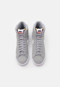 Nike Sportswear BLAZER MID '77 UNISEX - Sapatilhas de cano alto - light smoke grey/white/black