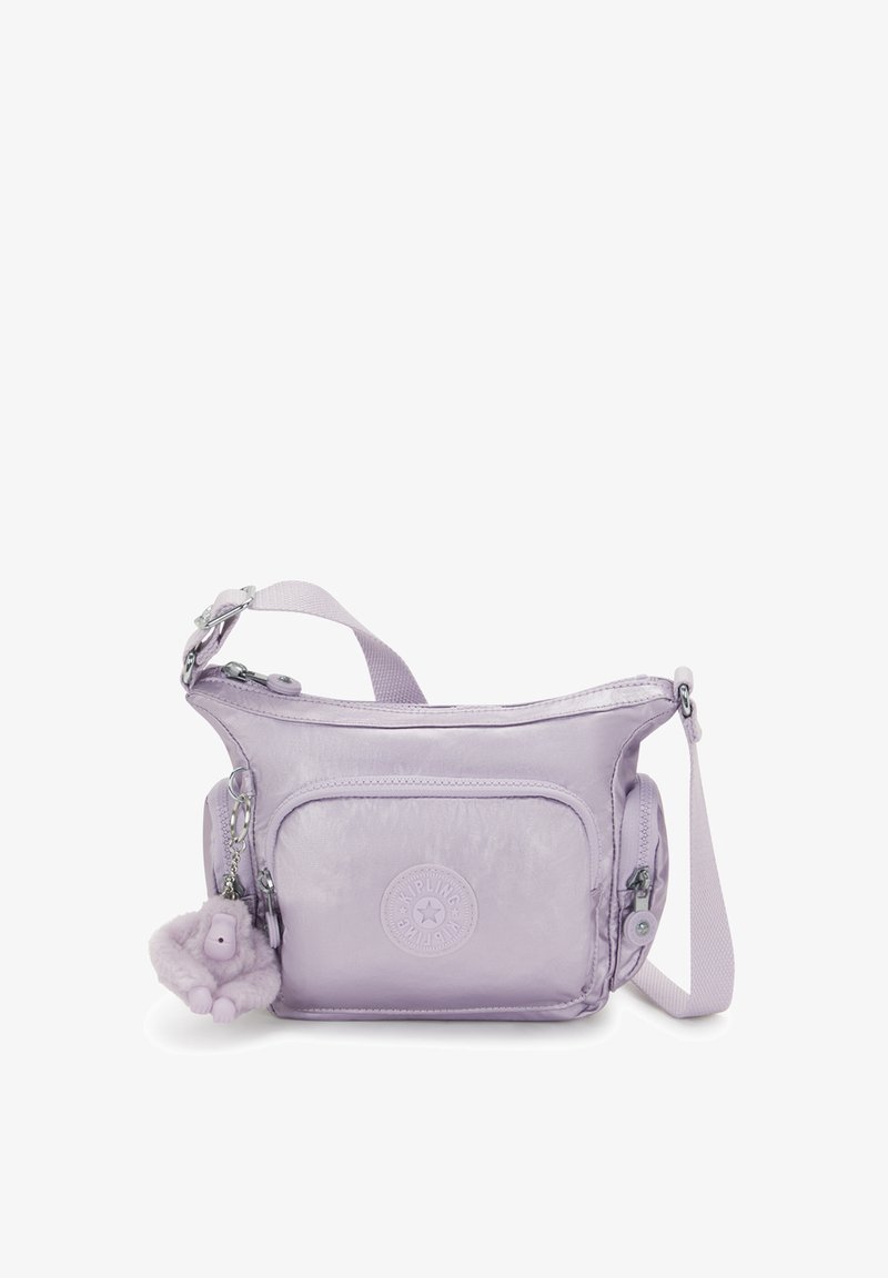 Lilla nylon crossbody taske med et hovedrum med lynlås, frontlomme og en aftagelig pelsmonkey nøglering som accent.
