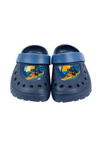 Zoccoli blu navy con una cinghia incrociata e fori per la ventilazione. Presentano una grafica cartone su una toppa traslucida nella parte anteriore.