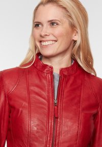 Rote Lederjacke mit hohem Kragen und durchgehendem Reißverschluss. Verfügt über vertikale Nähte und eine glatte Textur. Das Innenfutter ist grau.