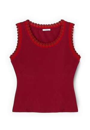 Czerwony top bez rękawów o dopasowanym kroju, z ozdobnym falistym koronkowym wykończeniem wokół dekoltu i pach.
