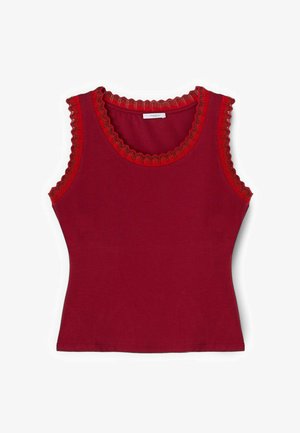 Czerwony top bez rękawów o dopasowanym kroju, z ozdobnym falistym koronkowym wykończeniem wokół dekoltu i pach.