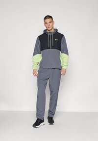Under Armour LEGACY WINDBREAKER PANT - Szabadtéri nadrágok - castlerock/morph green