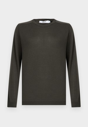 Tumši zaļš adīts džemperis ar garām piedurknēm, apaļu izgriezumu un ribām ap manžetēm. Izgatavots no gludas, vieglas auduma ar minimālu detalizāciju.