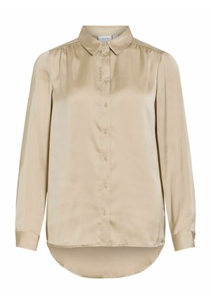 Beige satijnen blouse met lange mouwen, knopen aan de voorkant, klassieke kraag, lichte plooitjes bij de schouders en een afgeronde zoom die aan de achterkant langer is.