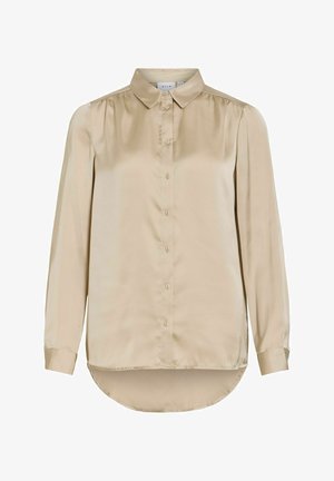 Bluză bej din satin cu mâneci lungi, nasturi în față, guler clasic, ușoare drapaje la umeri și tiv curbat, mai lung în partea din spate.